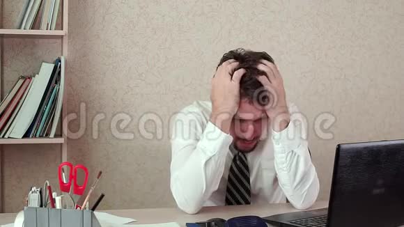 办公室经理是个男人头痛得厉害他厌倦了长时间的工作视频的预览图