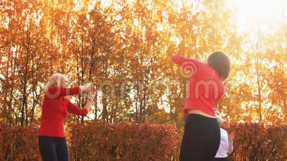 秋季公园运动服装舞蹈中的女性焦点小组视频的预览图