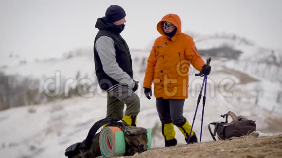 两个人的远征到达了山顶这些人停了下来视频的预览图