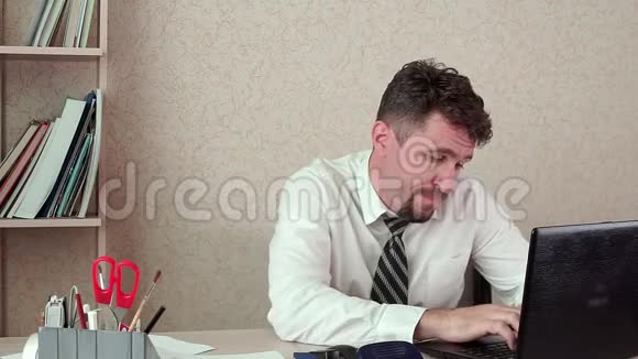 办公室经理中年男子工作累了把头放在笔记本电脑上视频的预览图