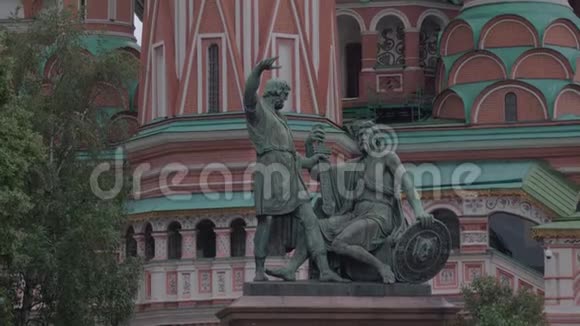 在红场莫斯科圣巴西尔大教堂背景下的米宁和波扎斯基纪念碑视频的预览图