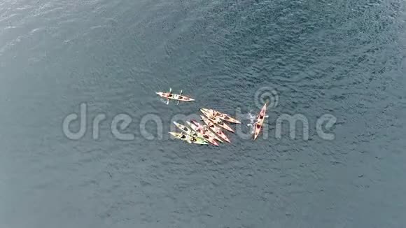从空中俯瞰皮划艇旅游路线几个皮划艇在一堆水中的海船之间相遇视频的预览图