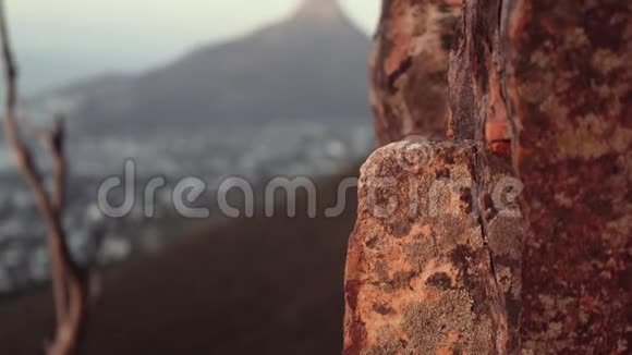 攀岩时攀爬者手抓的特写镜头视频的预览图