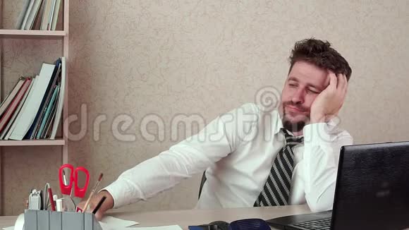 办公室经理留着胡子的人厌倦了工作扔了一张皱巴巴的纸视频的预览图