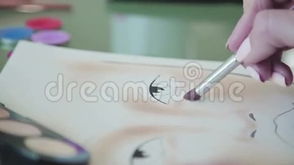 灵感化妆师在水彩纸上画人脸线视频的预览图