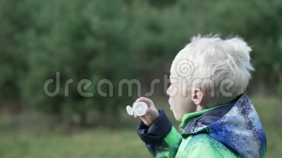 白化病男孩吹泡泡视频的预览图