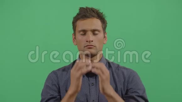 成年男子用手固定头发视频的预览图
