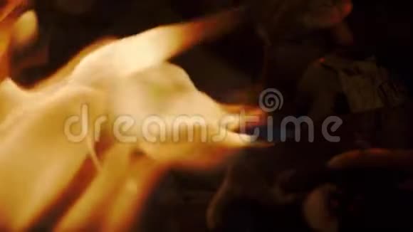 特写燃烧木炭的慢镜头用红色相机拍摄视频的预览图