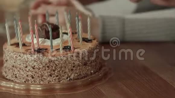 男性手在生日蛋糕上点蜡烛视频的预览图