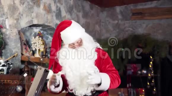 穿着红色服装留着白胡子的圣诞老人视频的预览图