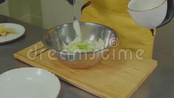厨师在碗里拌蔬菜视频的预览图