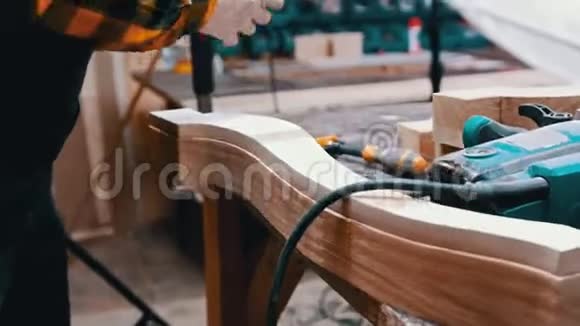 木工行业一名测量细节宽度的木工视频的预览图