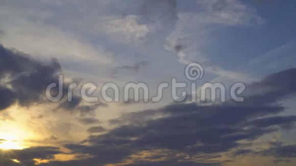 飞机飞向日落太阳的光线穿过紫色的云层视频的预览图