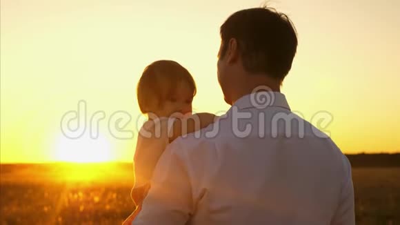 家人爸爸抱着一个小女儿在公园里快乐童年的概念父亲带着小孩玩视频的预览图