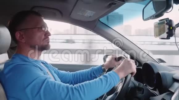 白人开车在高速公路上集中精力开车视频的预览图