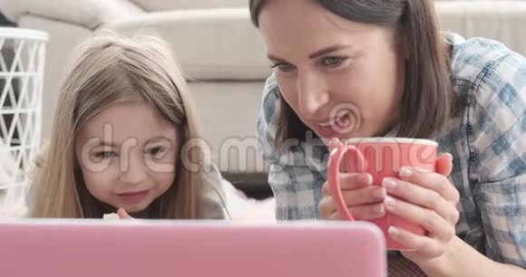 妈妈和女儿一起吃早餐看电影视频的预览图