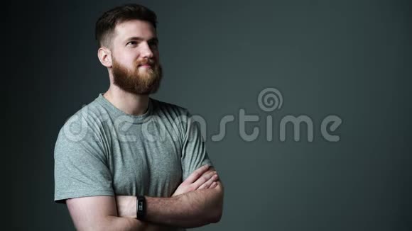 一个留着胡子的年轻时髦男人看空白复印空间的半长画像视频的预览图
