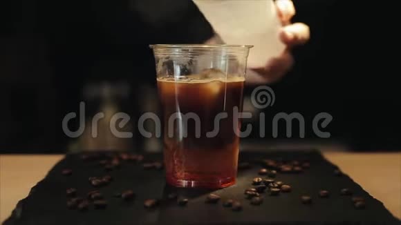 咖啡师在冷饮中加入水特写镜头视频的预览图