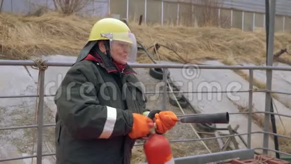 女救援人员灭火机事故预防视频的预览图