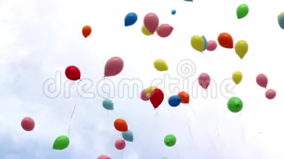 许多五颜六色的气球高高地飞向天空庆祝娱乐和环境污染生态问题的概念视频的预览图