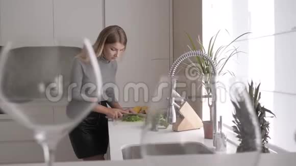 女孩在厨房切沙拉视频的预览图