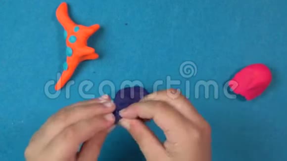 儿童制作紫色粘土模型使恐龙的背景时间推移FDV视频的预览图