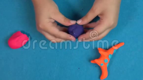 用橙色恐龙FDV在cerulean背景上塑造最小的婴儿粘土视频的预览图
