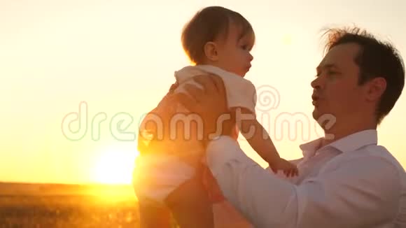 家人爸爸在公园吻小女儿快乐童年的概念父亲带着小孩在阳光下玩耍视频的预览图
