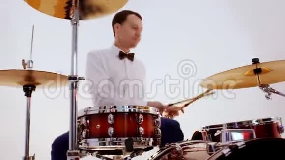 一位来自音乐乐队的男鼓手在录音室演奏歌曲视频的预览图