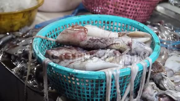 菲律宾市场上篮子里的鱿鱼视频的预览图