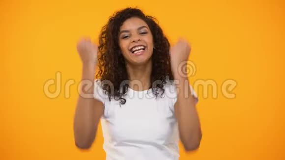 微笑的黑人女孩做着成功的手势在镜头前说是幸福视频的预览图