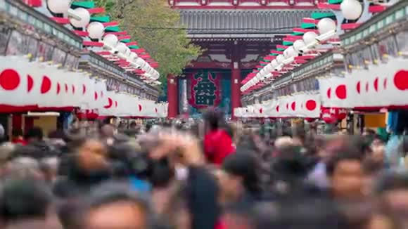 4KUHD时间流逝的Asakusasensoji门游客人群步行进入寺庙东京旅游景点日本旅游或A视频的预览图