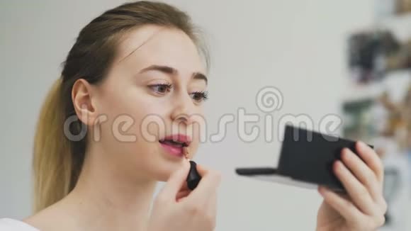美唇化妆涂红唇膏的女人视频的预览图