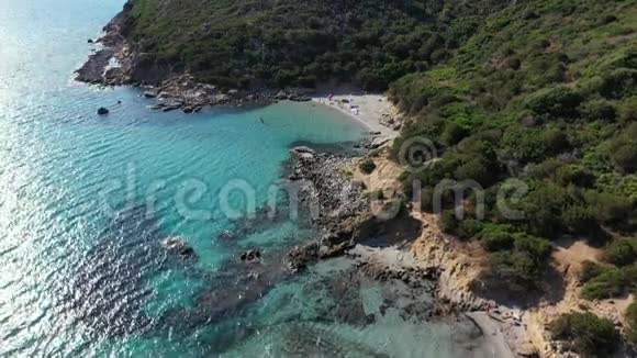 撒丁岛维拉西米斯托雷波托吉恩科海滩从无人驾驶飞机意大利撒丁岛托瑞波尔图朱科海滩全景图视频的预览图