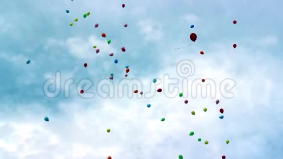 许多五颜六色的气球高高地飞向天空庆祝娱乐和环境污染生态问题的概念视频的预览图