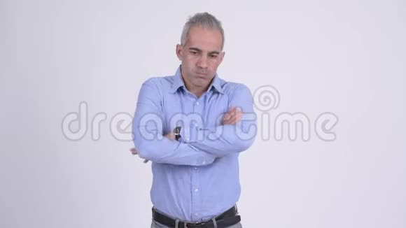 愤怒的波斯商人手臂交叉在白色背景视频的预览图