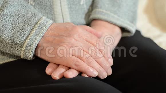 儿子拥抱着一个老母亲那双布满皱纹的手视频的预览图