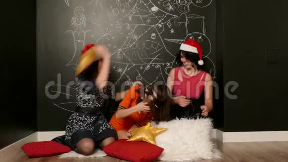 戴着圣诞帽的女孩玩枕头视频的预览图