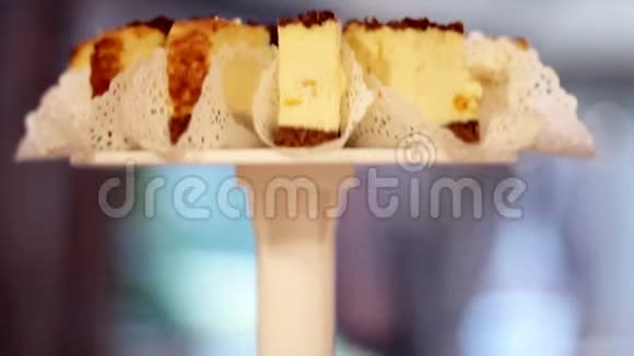 美味可口的蛋糕和甜点放在节日的桌子上视频的预览图