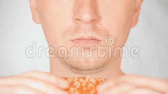 白人肖像吃汉堡视频的预览图