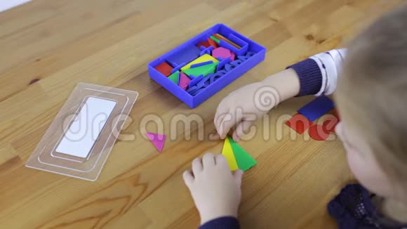 学龄前儿童处理几何图形视频的预览图