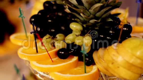 节日桌上放着鲜嫩多汁的水果视频的预览图
