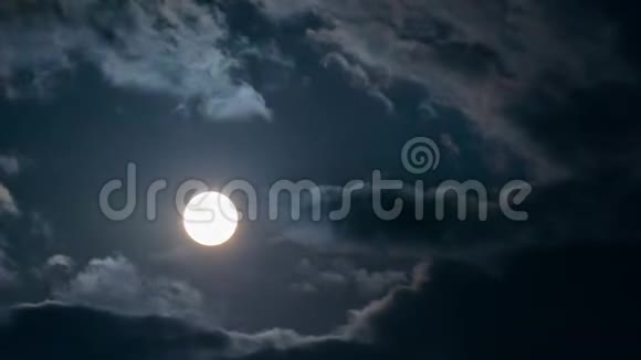 夜晚月亮与云彩的时间流逝视频的预览图