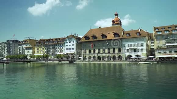瑞士卢塞恩老城中世纪建筑的夏季风景全景视频的预览图