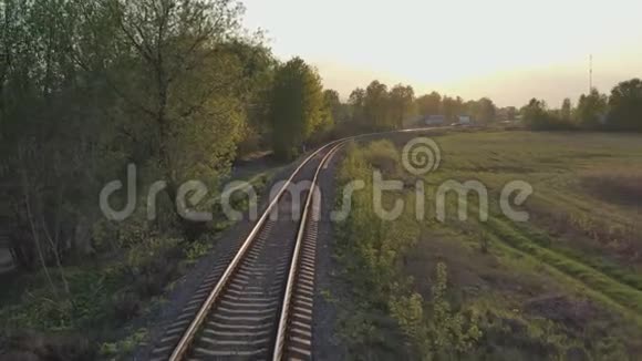在夕阳的照耀下在单轨铁路上移动视频的预览图