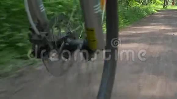 自行车轮辐沿着森林的地面路径行驶视频的预览图