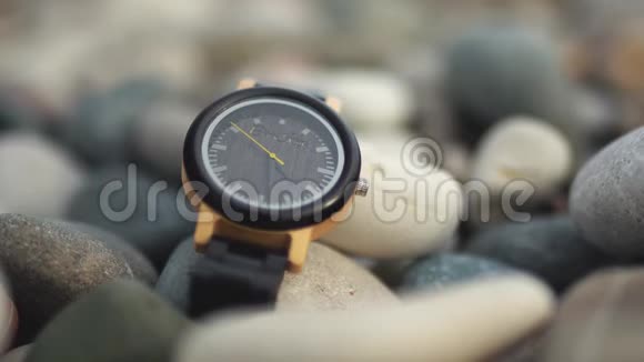 豪华黑色手表与黑色手表带在海滩石头视频的预览图