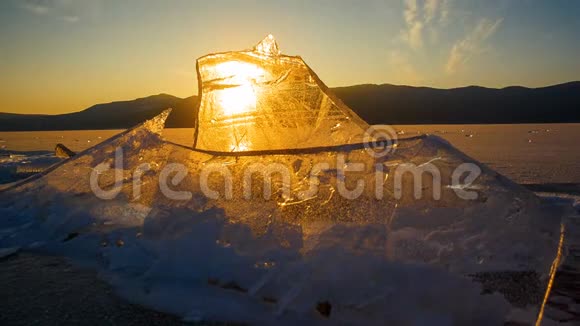 日落穿过浮冰时光流逝视频的预览图