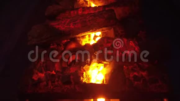 人工壁炉仿火木和水蒸气照亮燃烧的火焰视频的预览图