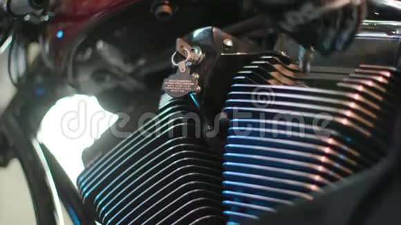 机械师骑着摩托车大胆地扭动视频的预览图